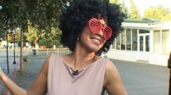 andreea mantea agent sub acoperire cu par afro si ochelari nonconformisti