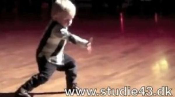 un baietel de doi ani il imita perfect pe elvis presley