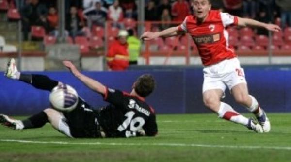 dinamo castiga in 10 oameni si este favorita la calificarea in finala cupei