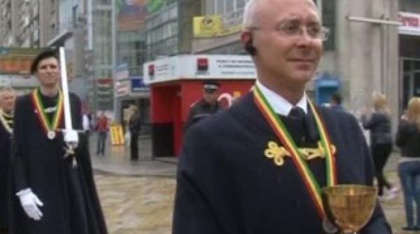 cavaleri medievali ai vinului in procesiune pe strazile actuale ale pitestiului