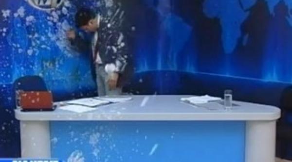 atac cu oua si iaurt asupra unui jurnalist grec video