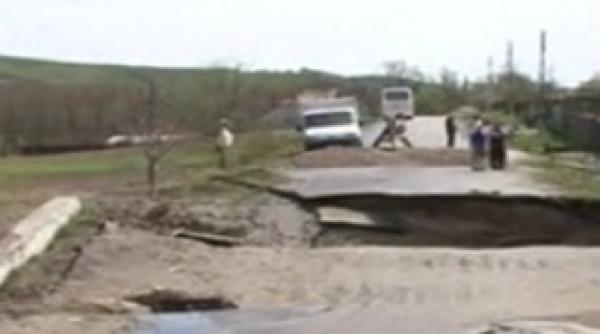 mii de oameni izolati dupa ce un pod a fost distrus de ploi