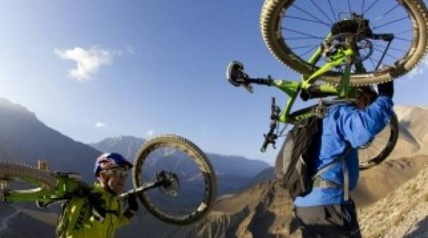 strenght in numbers filmul despre lumea mountain bike in premiera mondiala in romania