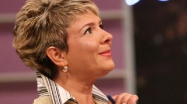 teo trandafir insotita la altar de romeo dediu de la holograf