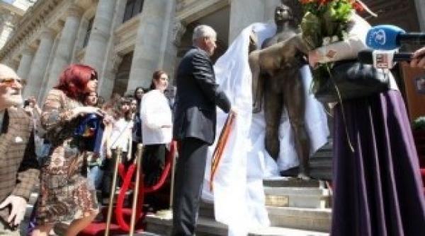 de ce statuia imparatului traian de la mni naste controverse