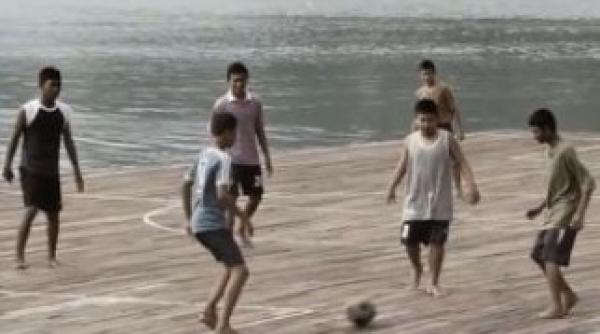 pasiunea cheia reusitei pentru o echipa de fotbal care joaca pe un teren plutitor