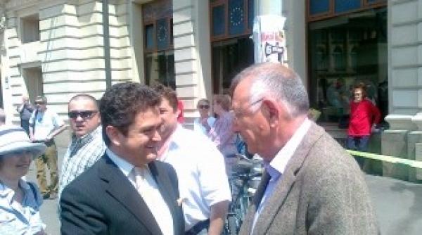 un monarhist basist si un monarhist adevarat la statuia lui carol i