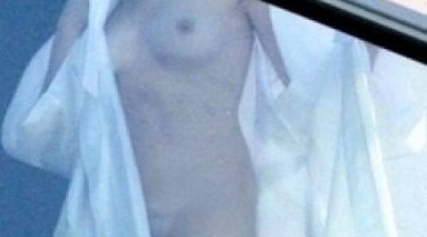 naomi watts dezbracata la balconul casei sale