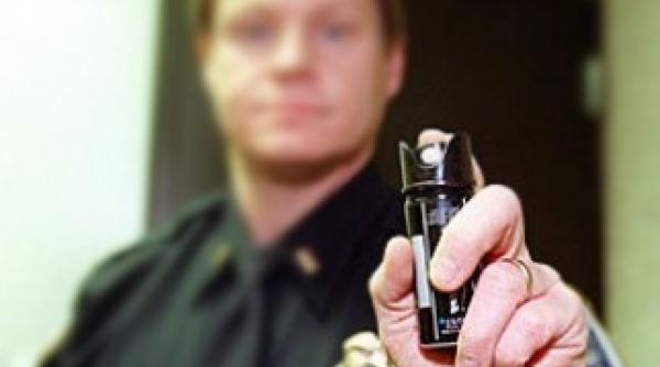 un barbat a murit dupa ce politistii i au pulverizat spray lacrimogen in ochi