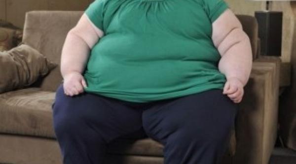 o adolescenta de 400 de kilograme scoasa din casa de 30 de persoane