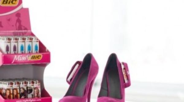 femeia cosmopolita rasfatata cu miss bic