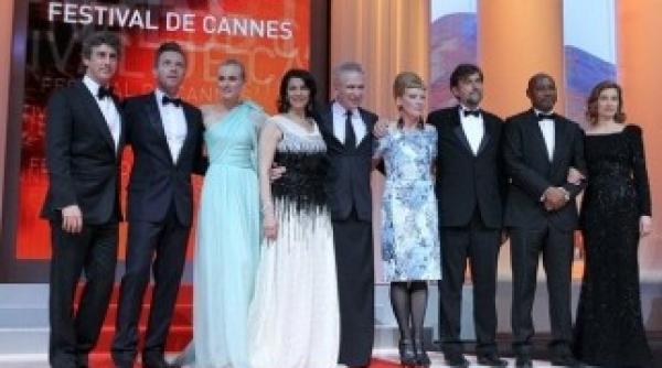 festivalul de la cannes inchisi intr o vila fara telefoane mobile juratii dezbat