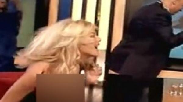 ce pateste o blonda care se tarzan