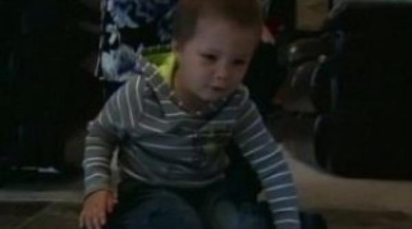 baietel de trei ani coborat cu forta din avion vezi motivul
