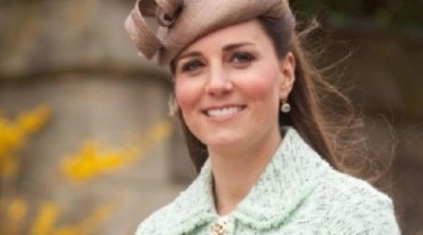 ducesa de cambridge stralucitoare in rosu la parada ambarcatiunilor