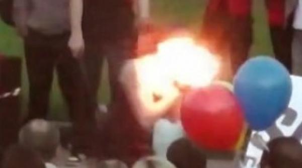 i a luat foc fata in timpul unui spectacol pentru copii video