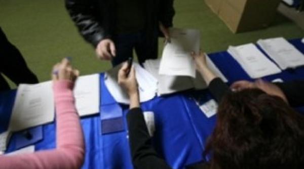 bataie generala la curcani in judetul calarasi oamenii forteaza intrarea in sectia de votare