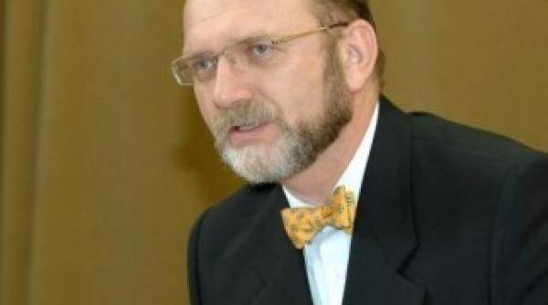 scandalul plagiatului face primele victime decanul facultatii de drept isi da demisia