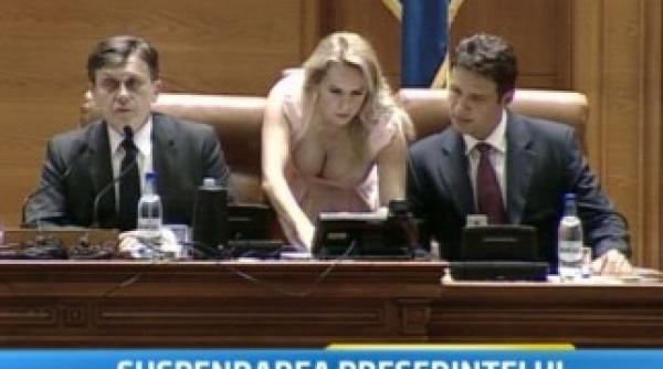 prezenta fermecatoare langa antonescu in plenul parlamentului