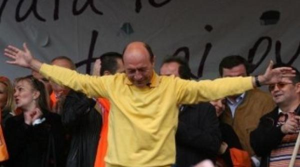 militarii protesteaza in piata victoriei boc organizeaza miting cu iz campenesc pentru basescu la cluj