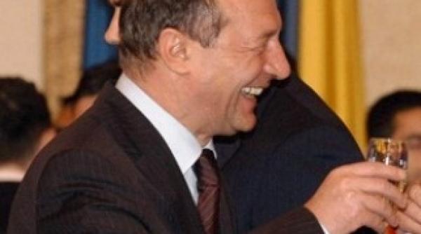 vezi ce scrie pe cana din care isi bea cafeaua traian basescu