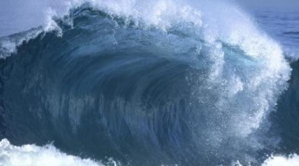 furtuna de pe litoral tine turistii pe plaje