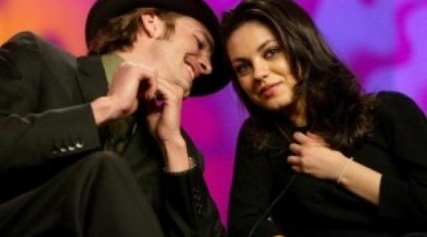 mila kunis si ashton kutcher surprinsi in timp ce se sarutau