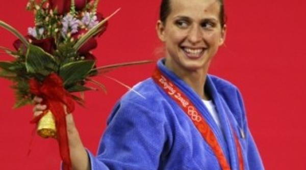 jo 2012 alina dumitru s a accidentat usor la tampla