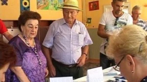 tata in varsta de 100 de ani la vot impreuna cu fiica sa de 79 de ani