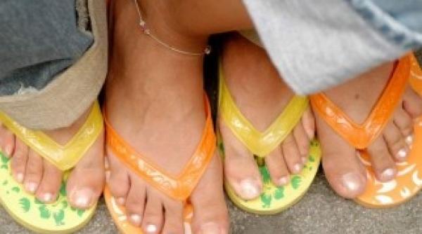 care sunt riscurile la care va expuneti atunci cand purtati slapi