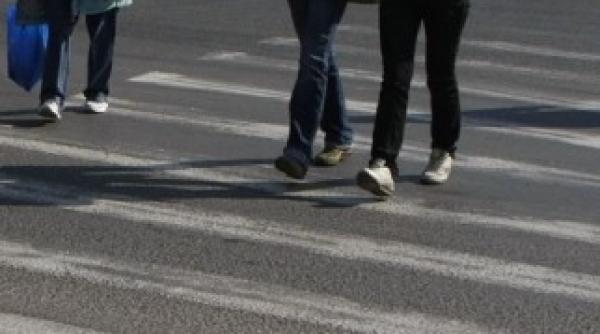 politia pe urmele pietonilor care traverseaza neregulamentar strada
