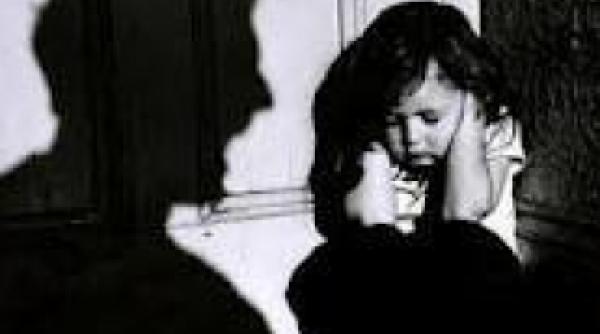 copil batut crunt de mama si gasit de politisti intr un dulap