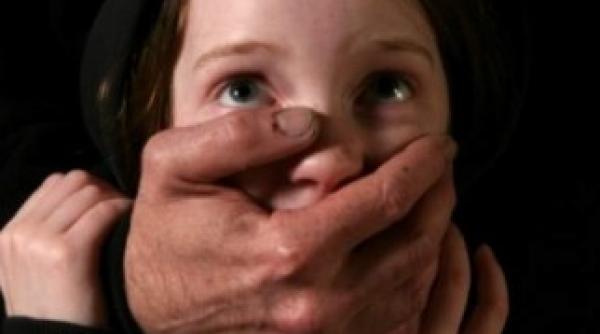 si a dat fetita de 5 ani pe mana unui pervers sexual