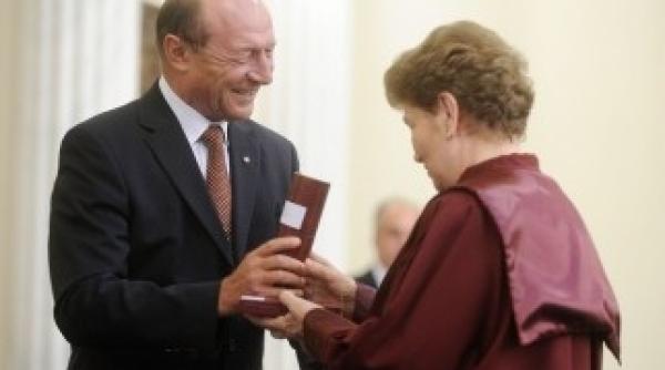 aspazia cojocaru a inclinat balanta in favoarea lui basescu la ccr