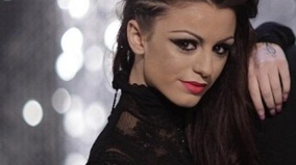 incredibil fosta concurenta x factor cher lloyd a fugit de pe scena la v festival vezi aici de ce