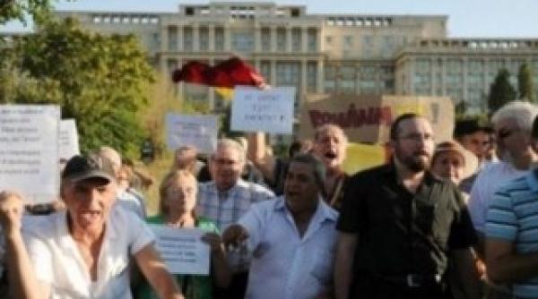 proteste impotriva lui basescu in fata ccr