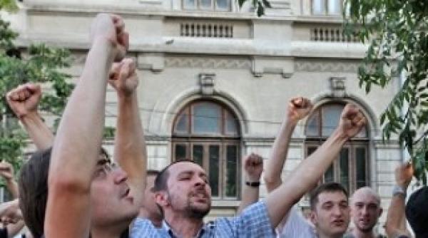 romanii ies in piata universitatii