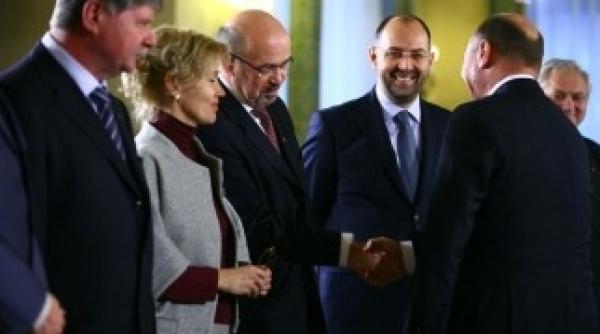 basescu pregateste un guvern pdl udmr a intors din nou armele