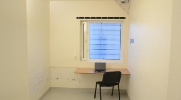 cum arata o celula din inchisoarea in care este detinut criminalul anders breivik