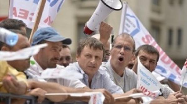 sute de angajati protesteaza la oltchim