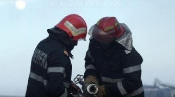 un microbuz cu calatori a luat foc in trafic aproape de pitesti