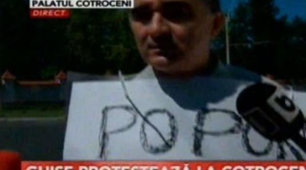 senatorul ioan ghise protest la usa lui basescu