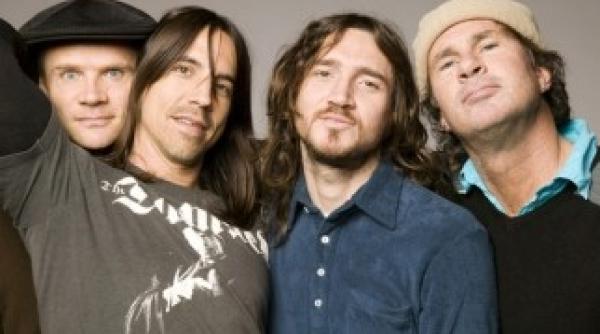 membrii trupei red hot chili peppers mediteaza inaintea concertului de la bucuresti