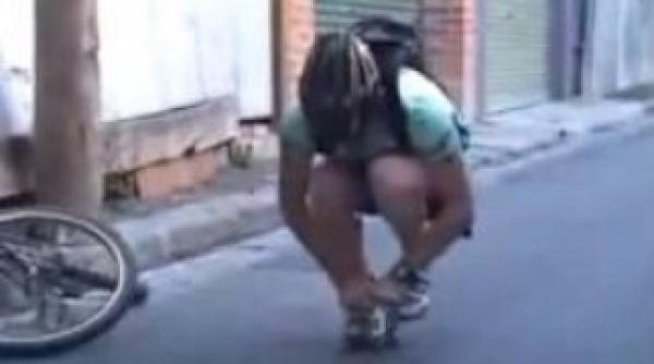 vezi cum merge pe cea mai mica bicicleta din lume