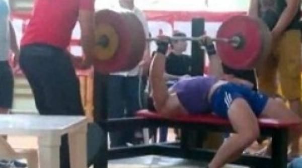 video socant un halterofil a murit dupa ce a scapat o haltera de 185 de kilograme pe piept