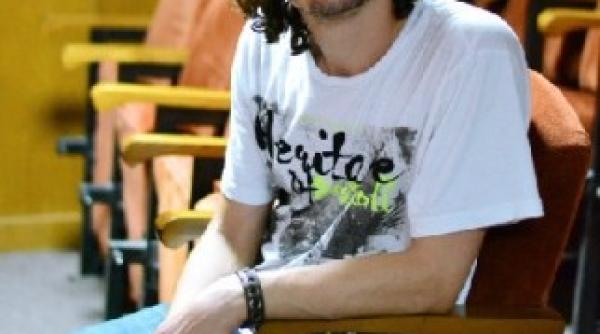 krem isi tine publicul in priza fara stecar interviu