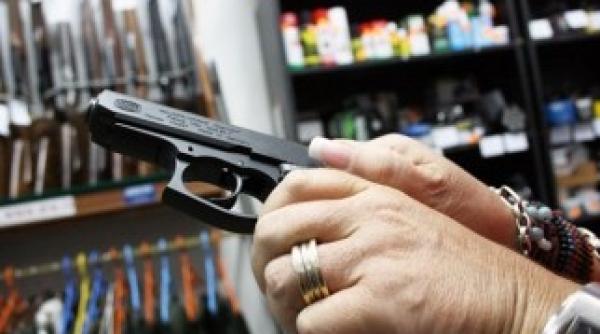 barbat din arad cercetat pentru detinere ilegala de arme