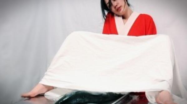 o femeie vrea sa nasca un rechin si apoi sa l manance