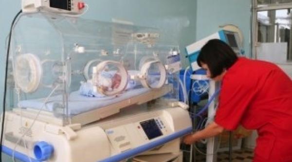 un bebelus din iasi s a nascut cu o coada de 14 centimetri