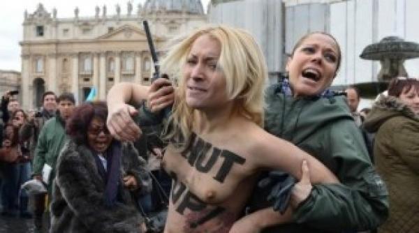 manifestatie in sanii goi la paris femen s a mutat in franta